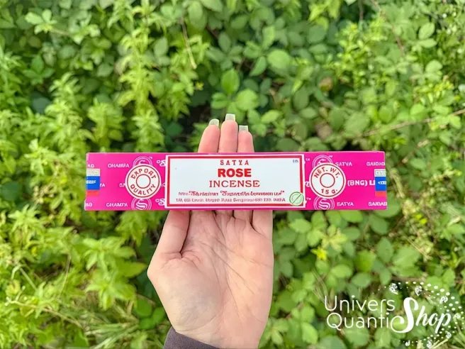 encens satya rose encens indien traditionnel posé dans une main