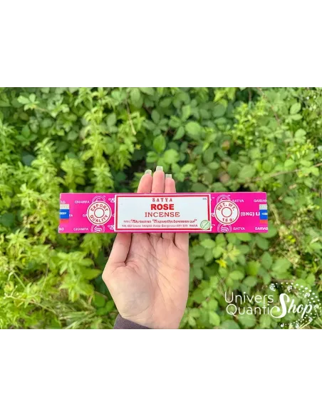 encens satya rose encens indien traditionnel posé dans une main encens satya rose encens indien traditionnel posé dans une main