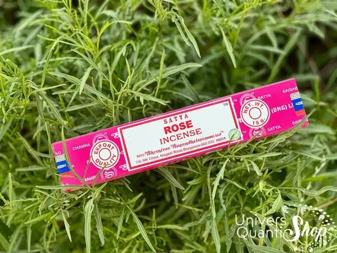 encens satya rose bienfaits, boite rose encens posée dans la nature