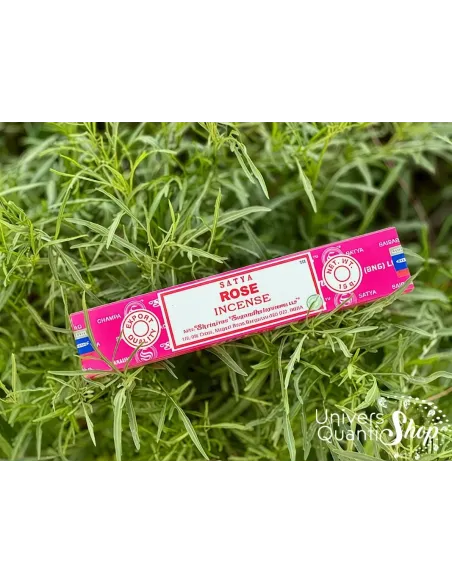 encens satya rose bienfaits, boite rose encens posée dans la nature encens satya rose bienfaits, boite rose encens posée dans la nature