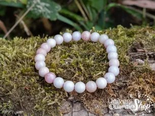 pierre opale rose vertus, bracelet 8mm posé sur de la mousse en nature