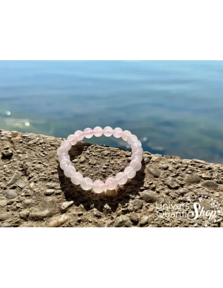 quartz rose bracelet en pierre naturelle rose posé au bord d'un lac quartz rose bracelet en pierre naturelle rose posé au bord d'un lac