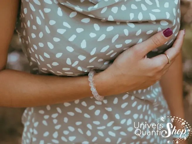 quartz rose bracelet pierre de l'amour porté sur un poignet de femme