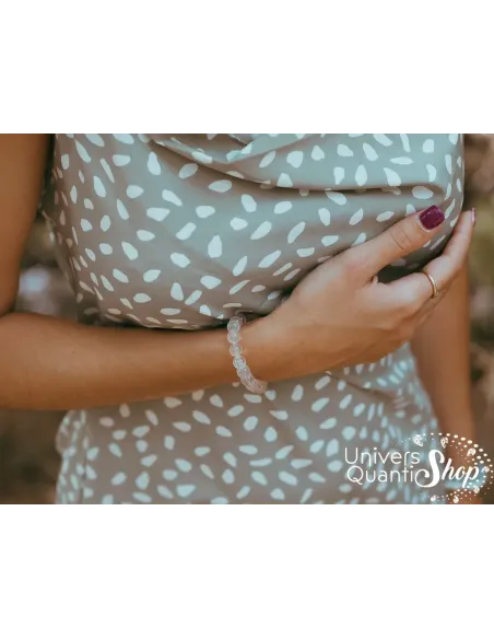 quartz rose bracelet pierre de l'amour porté sur un poignet de femme quartz rose bracelet pierre de l'amour porté sur un poignet de femme