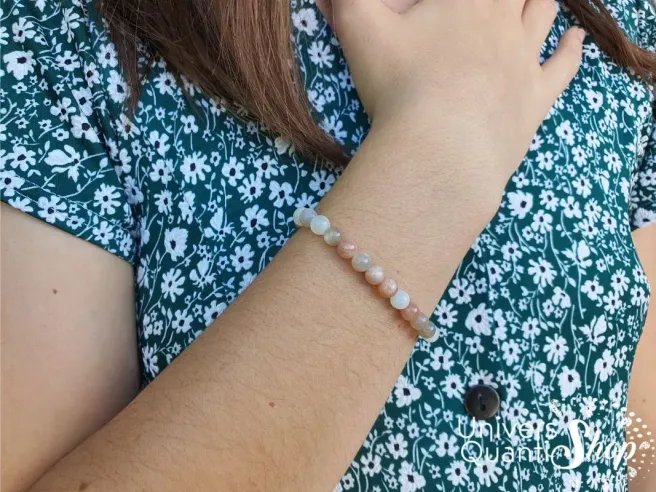 Pierre de Lune Multicolore vertus - Adoucit règles douloureuses - Bienfaits - Photo bracelet porté