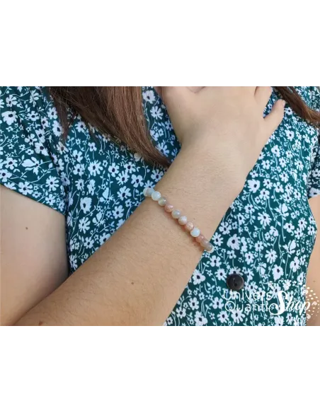 Pierre de Lune Multicolore vertus - Adoucit règles douloureuses - Bienfaits - Photo bracelet porté