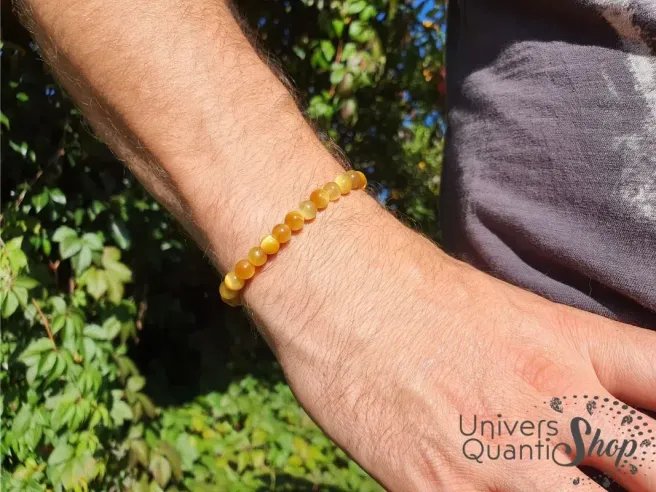 Bracelet oeil de tigre doré - Couleur jaune doré - Protège contre les énergies négatives - Porté sur un poignet droit d'homme