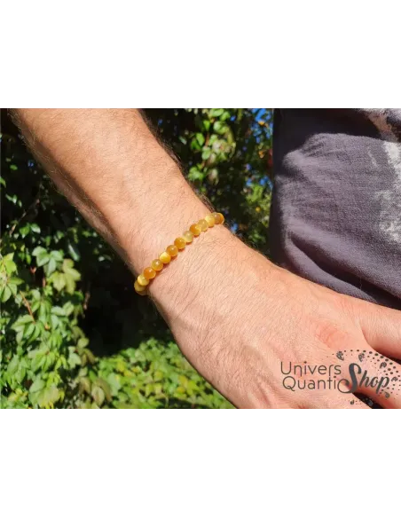 Bracelet oeil de tigre doré - Couleur jaune doré - Protège contre les énergies négatives - Porté sur un poignet droit d'homme