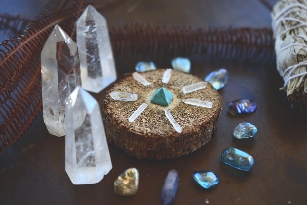 méditer avec des pierres naturelles, 5 manières d'utiliser ses cristaux