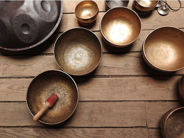 ensemble de bols tibétains avec un handpan