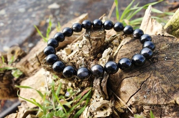 bracelet hypersthène pierre noire différentes formes de pierres naturelles
