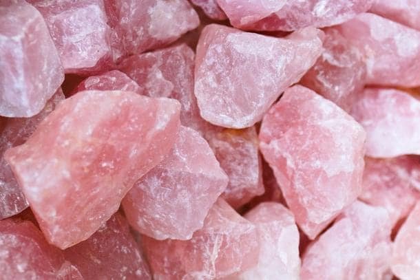 plusieurs pierres brutes en quartz rose 
