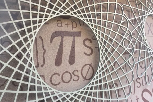 pi symbole peint sur une planche de bois avec mandalas en bois autour