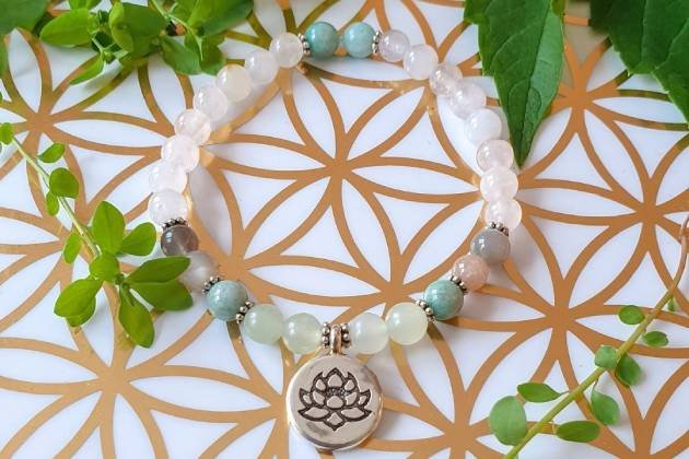 bracelet creation amour et tendresse posé sur une fleur de vie estime de soi