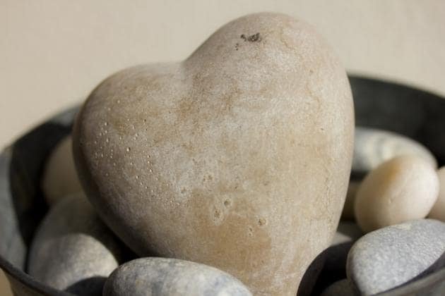 photo de pierres naturelles avec un coeur en pierre au milieu estime de soi