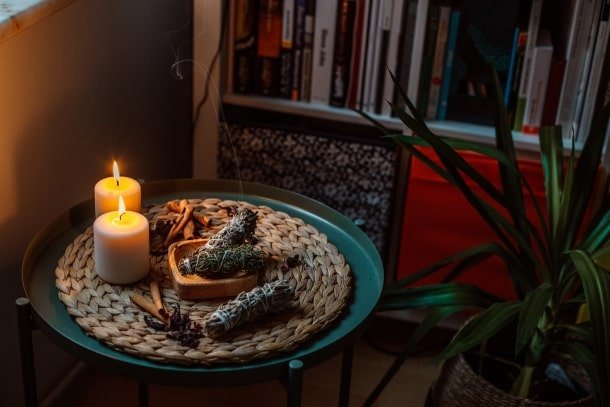 ambiance relaxante avec sauge pour utiliser pierres lors d'un syndrome premenstruel