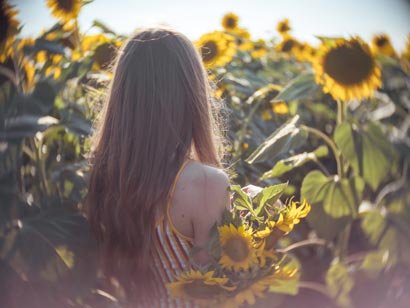 Femme dans un champ de tournesol : A qui s’adresse ce bracelet création consciente ?