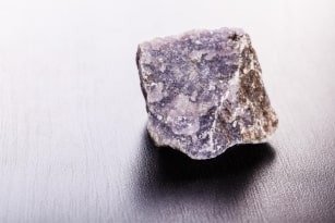 Pierre lépidolite signification : tout savoir sur cette pierre violette