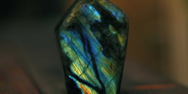 La pierre de labradorite : vertus et caractéristiques