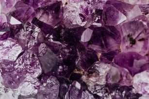 Pierres violettes lithothérapie : la signification et les bienfaits